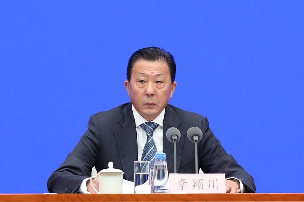 斯莫林和罗马在今年夏天续约至2025年，而现在斯莫林何时能够复出仍未确定，罗马只能继续等待。